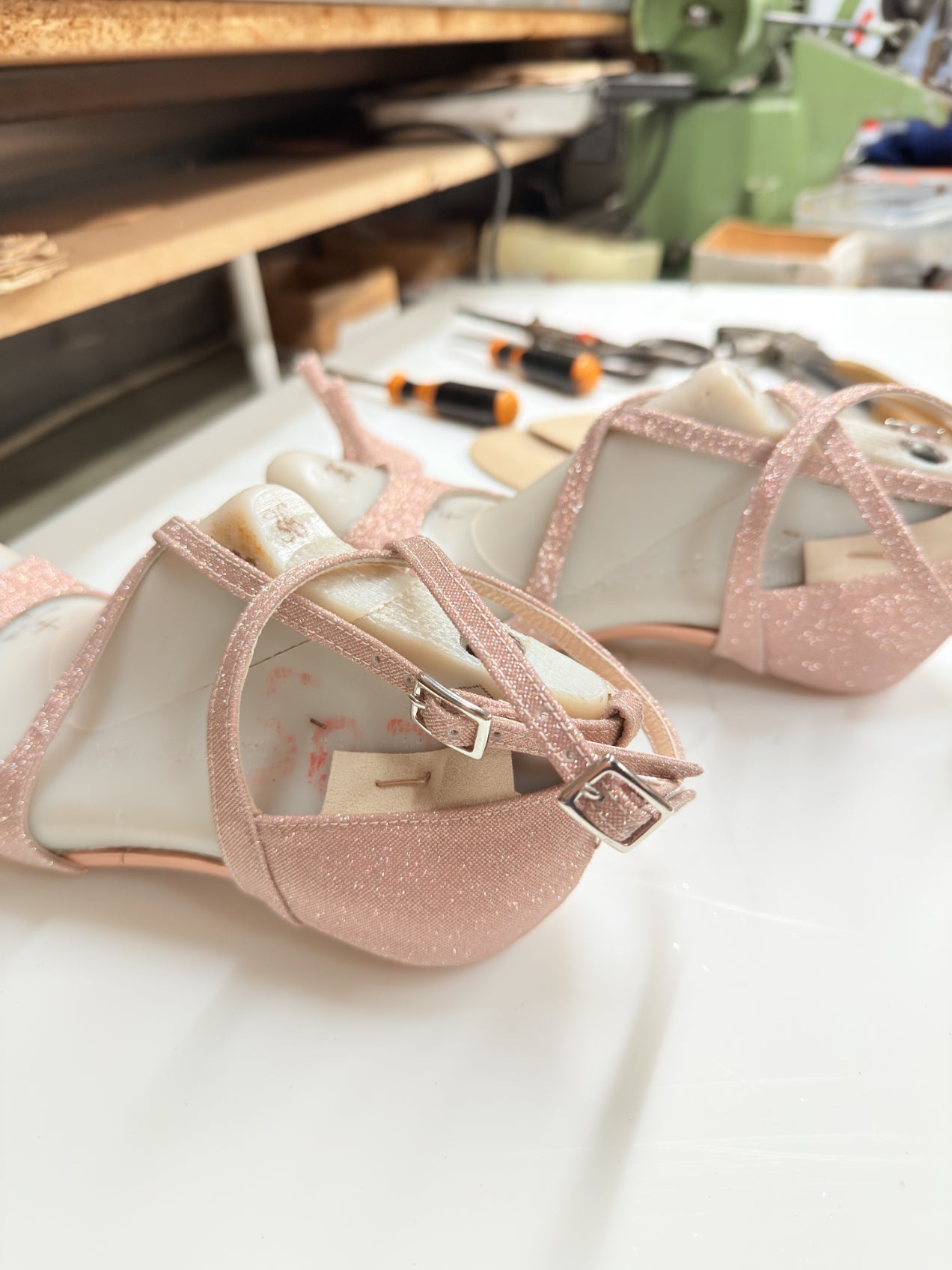 Artigiano al lavoro nella bottega Learco – lavorazione a mano di scarpe da ballo Nicole