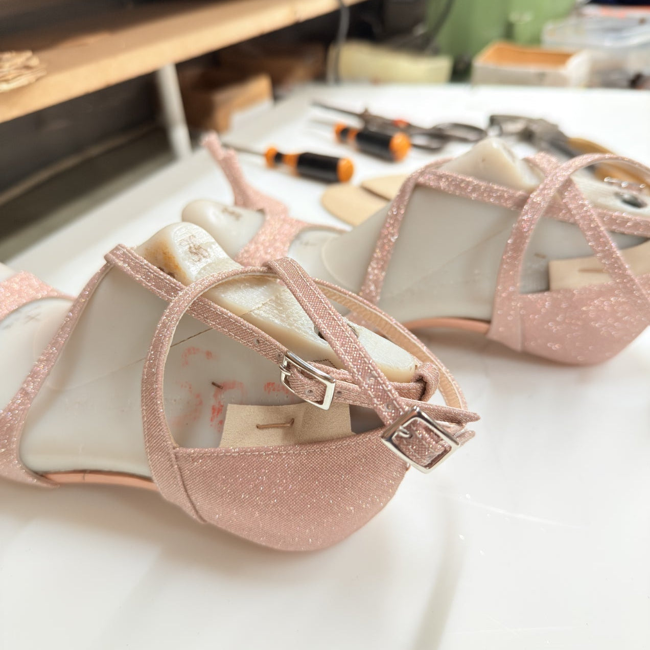 Artigiano al lavoro nella bottega Learco – lavorazione a mano di scarpe da ballo Nicole