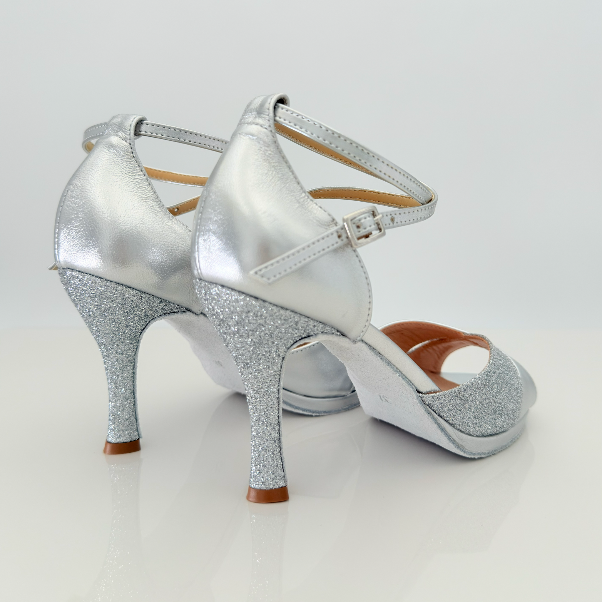 Scarpe da ballo liscio e folk romagnolo Nicole Rimini: calzature artigianali con suola in cuoio per valzer e mazurka, suola in bufala per polka