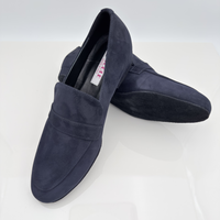 Dettaglio tomaia mocassino slip-on Mod. 1CAM punta chiusa uomo Ale art. 314 camoscio blu notte calzata a pressione piede regolare Nicole Rimini made in Italy
