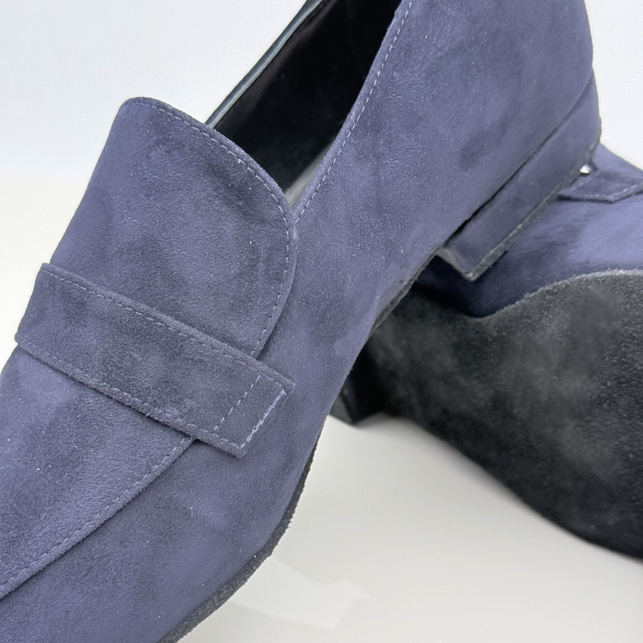 Ale art. 314 Nicole Rimini vista posteriore camoscio blu notte punta chiusa uomo tacco basso 1,5HU mocassino artigianale Armoniosa Atelier Creativo edizione limitata
