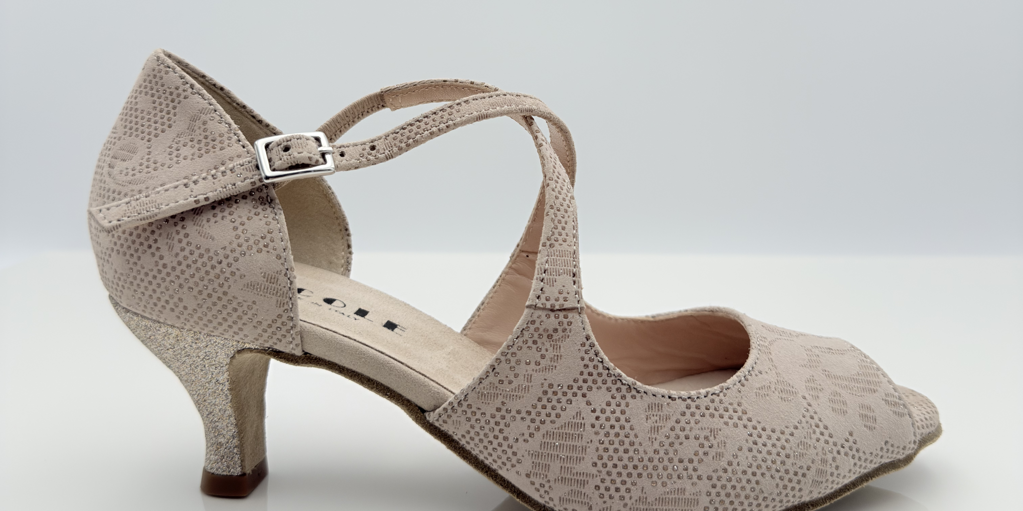 Scarpa da ballo Alessia art. 126 Nicole Rimini in vera pelle scamosciata beige a fantasia floreale con tacco rocchetto 5 cm rivestito in tessuto glitter nude, vista frontale, cinturino incrociato sul collo del piede, ideale per salsa e bachata, suola in bufala
