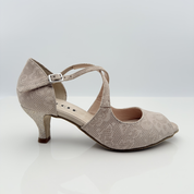 Scarpa da ballo Alessia art. 126 Nicole Rimini in vera pelle scamosciata beige a fantasia floreale con tacco rocchetto 5 cm rivestito in tessuto glitter nude, vista frontale, cinturino incrociato sul collo del piede, ideale per salsa e bachata, suola in bufala
