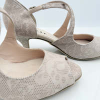 Scarpa da ballo Alessia art. 126 Nicole Rimini vista dall'alto, tomaia spuntata in camoscio beige a fantasia floreale con cinturino incrociato 1CAI, tacco rocchetto glitter nude 5 cm, soletta memory gel antishock, collezione Caraibici per salsa e kizomba
