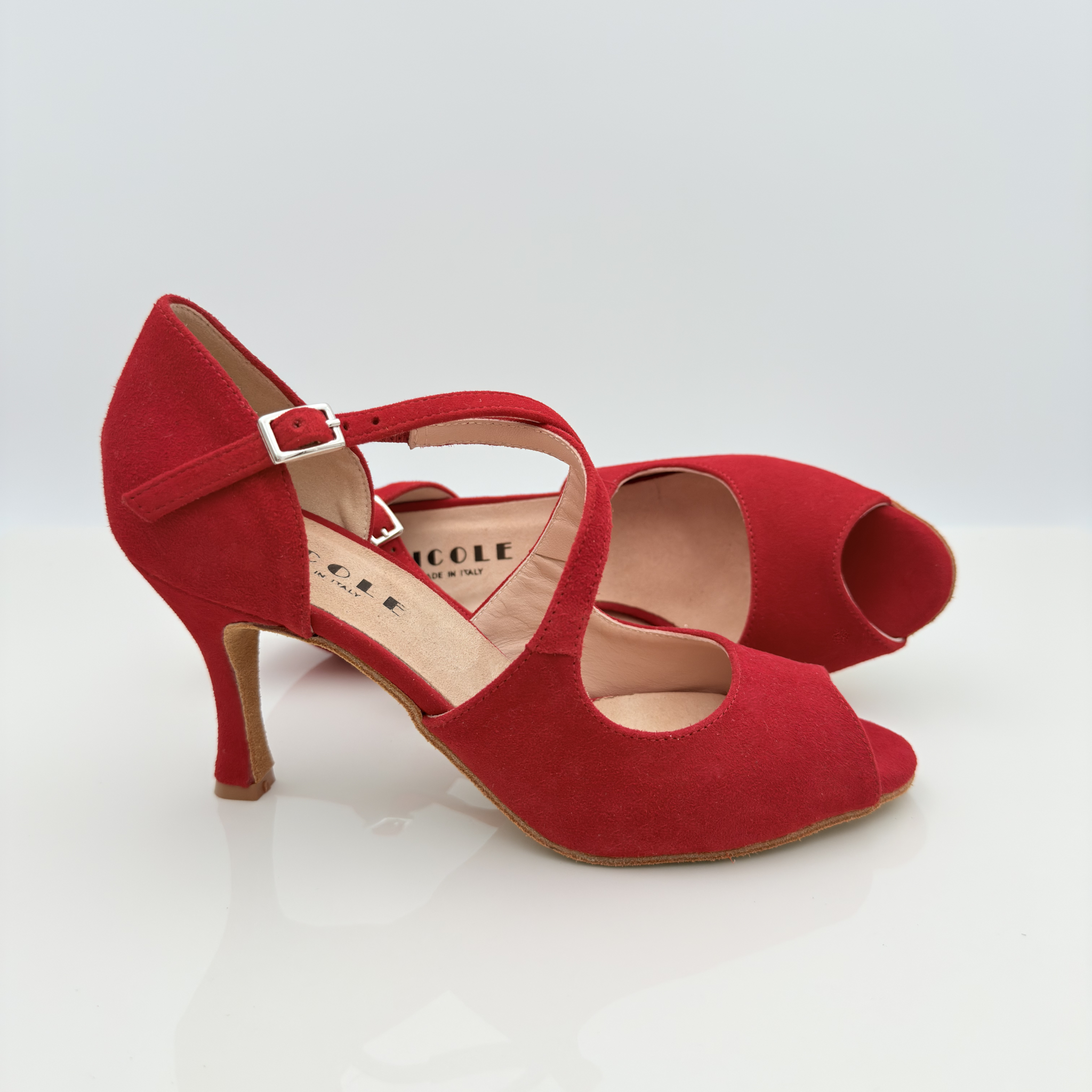 Dettaglio suola bufala morbida scarpe ballo Alessia 126 vera pelle scamosciata rossa ideale pavimenti interni salsa kizomba Nicole Rimini

