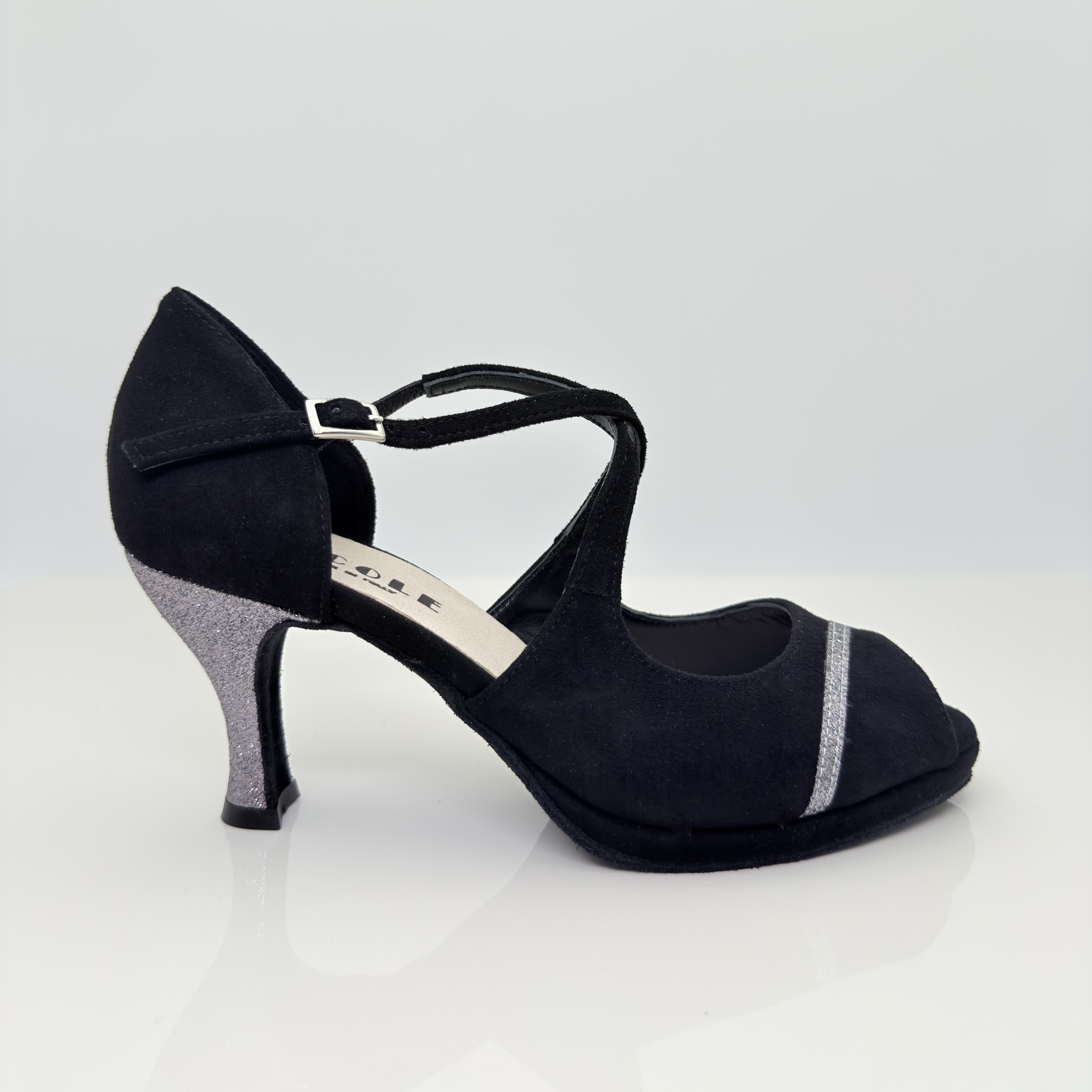 Alessia GP art. 126GP scarpa da ballo in camoscio nero e glitter fine antracite, tacco rocchetto 7cm con plateau 1cm, cinturino incrociato sul collo del piede, suola bufala, ideale per salsa e bachata — Nicole Rimini
