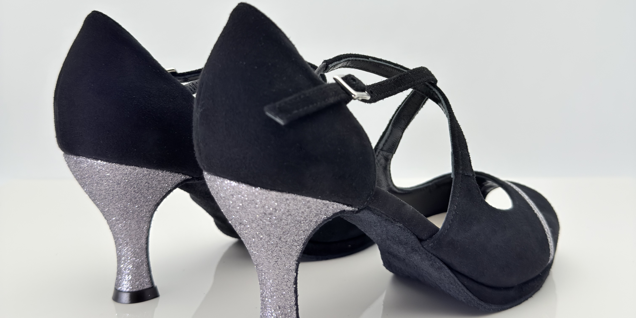 Dettaglio laterale Alessia GP 126GP: tomaia spuntata in camoscio nero e tessuto glitter antracite, tacco rocchetto 7HR, plateau 1cm, cinturino incrociato 1CAI, scarpa da ballo caraibici donna — Nicole Rimini
