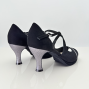 Dettaglio laterale Alessia GP 126GP: tomaia spuntata in camoscio nero e tessuto glitter antracite, tacco rocchetto 7HR, plateau 1cm, cinturino incrociato 1CAI, scarpa da ballo caraibici donna — Nicole Rimini
