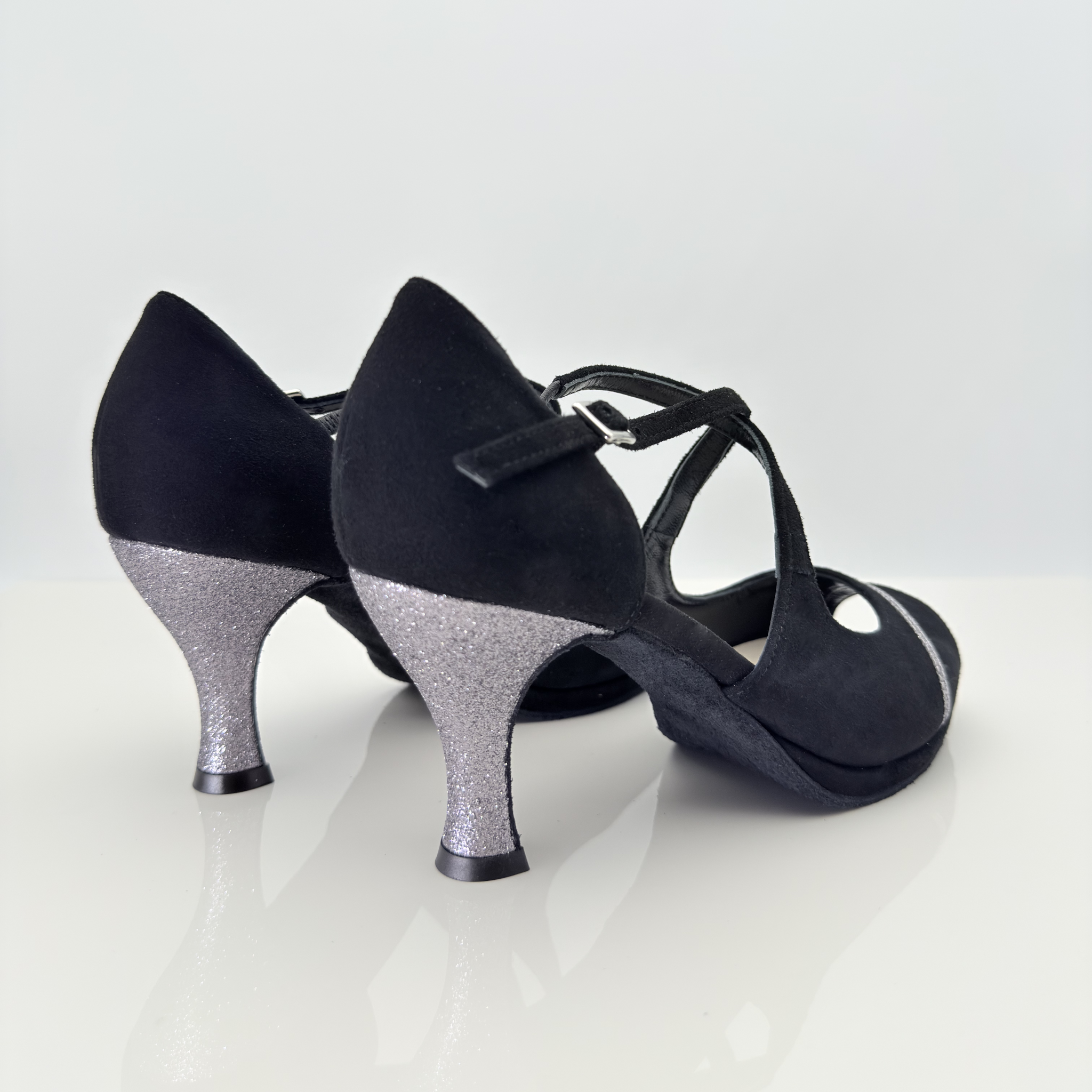 Dettaglio laterale Alessia GP 126GP: tomaia spuntata in camoscio nero e tessuto glitter antracite, tacco rocchetto 7HR, plateau 1cm, cinturino incrociato 1CAI, scarpa da ballo caraibici donna — Nicole Rimini
