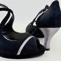 Alessia GP 126GP vista dall'alto: cinturino incrociato sul collo del piede Mod. 1CAI, tomaia spuntata camoscio nero glitter fine antracite, soletta memory gel antishock antibatterico, scarpa ballo salsa bachata — Nicole Rimini
