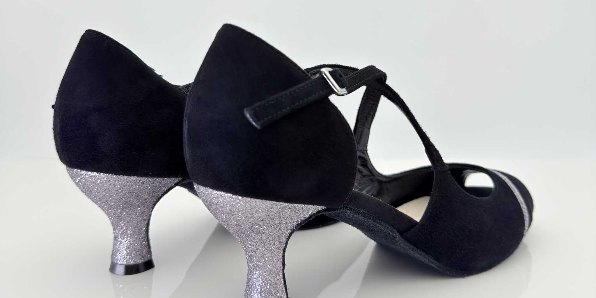 Nicole scarpe da ballo caraibici Alessia 126G vista laterale destra camoscio nero glitter antracite tacco rocchetto 5cm plateau cinturino incrociato collo piede made in Italy
