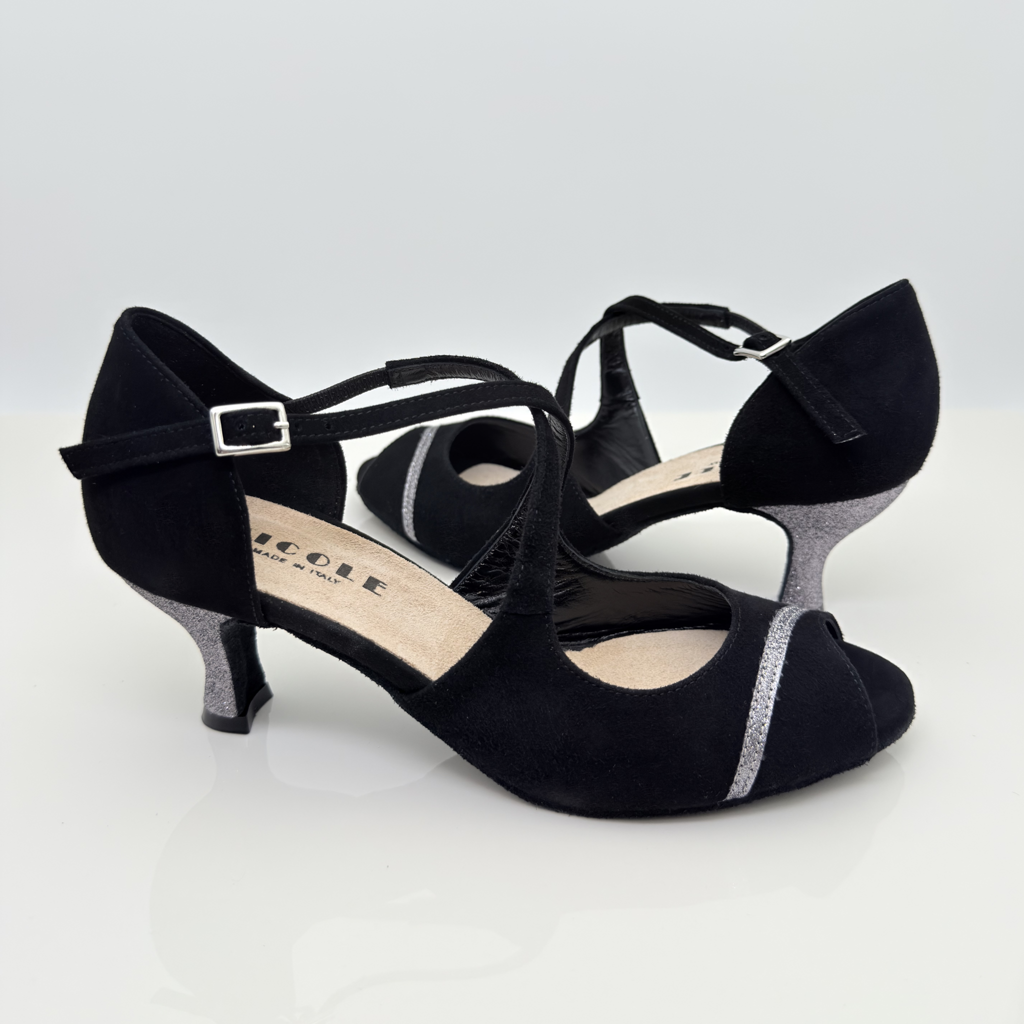 Nicole scarpe da ballo caraibici Alessia 126G vista laterale sinistra camoscio nero glitter antracite tacco rocchetto 5cm plateau suola bufala salsa bachata made in Italy
