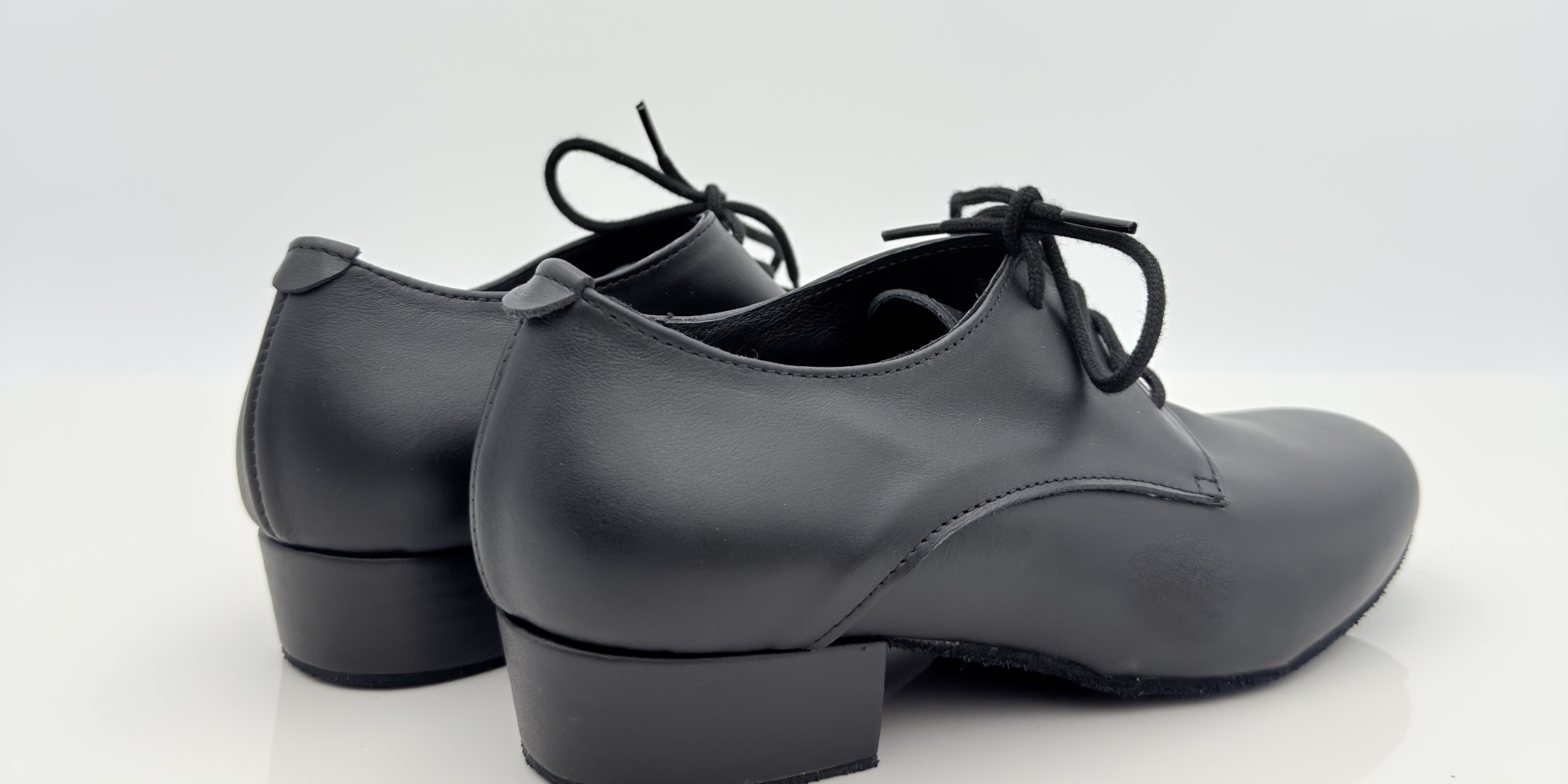 Alvin art. 403 Nicole Rimini vista laterale, vera pelle nera, lacci cotone 2CAL, tacco standard 2,5 cm, tomaia chiusa pianta larga, scarpe da ballo folk liscio romagnolo caraibici bambino kids child artigianali italiane
