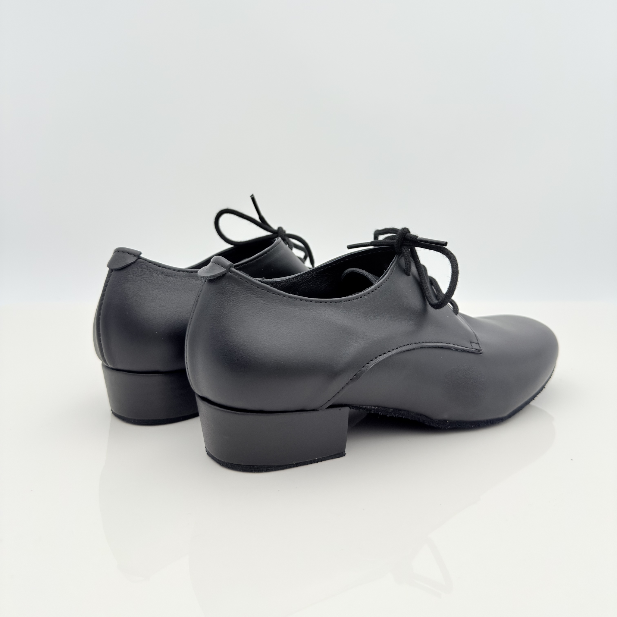 Alvin art. 403 Nicole Rimini vista laterale, vera pelle nera, lacci cotone 2CAL, tacco standard 2,5 cm, tomaia chiusa pianta larga, scarpe da ballo folk liscio romagnolo caraibici bambino kids child artigianali italiane
