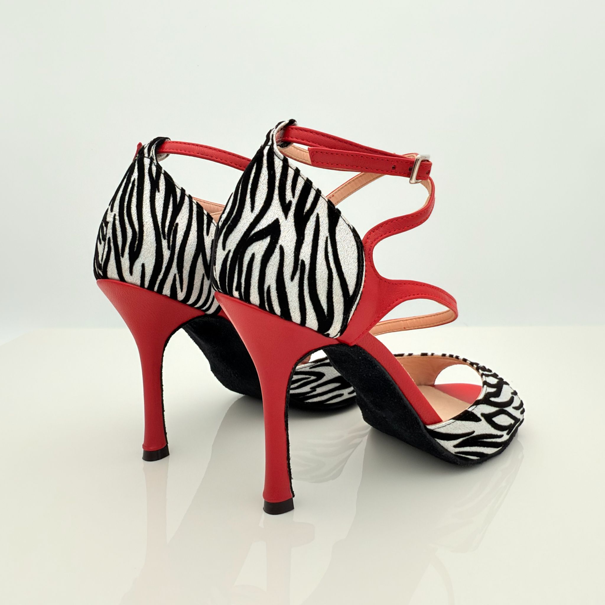 
Amèlie art.144 Nicole Rimini scarpe da ballo kizomba vista frontale tessuto zebrato glitterato brillante pelle rossa tacco spillo 10HS cinturino incrociato 2CAI punta aperta F1P1 fascia semplice memory gel artigianale made in Italy

