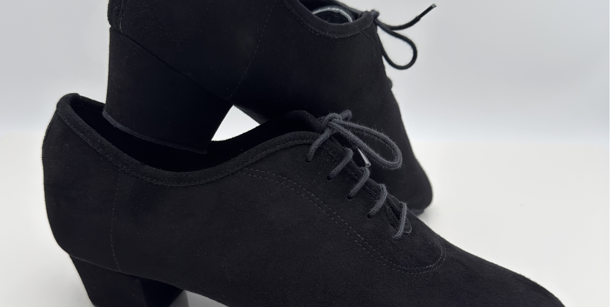 Dettaglio lacci in cotone non cerati Mod. 2CAL Andreas art. 301 Nicole Rimini — chiusura stabile e progressiva su tomaia in camoscio nero vera pelle scamosciata, pianta larga, scarpe da ballo uomo allenamento pratica latino americano standard internazionale made in Italy