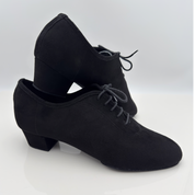Dettaglio lacci cotone non cerati 2CAL Andreas art. 301 — chiusura stabile tomaia camoscio nero pianta larga scarpe da ballo uomo latino americano Nicole Rimini
