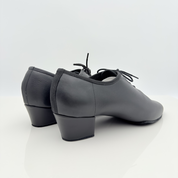 Dettaglio lacci in cotone non cerati Mod. 2CAL Andreas art. 301 Nicole Rimini — chiusura stabile progressiva tomaia vera pelle nera pianta larga scarpe da ballo uomo latino americano standard internazionale made in Italy