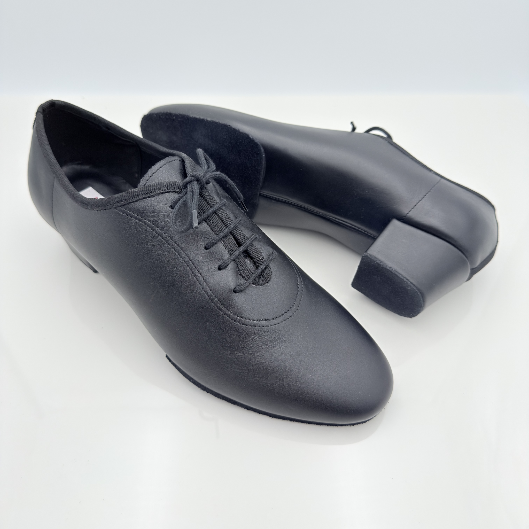 Dettaglio lacci cotone non cerati 2CAL Andreas art. 301 — chiusura stabile tomaia pelle nera pianta larga scarpe da ballo uomo latino americano Nicole Rimini
