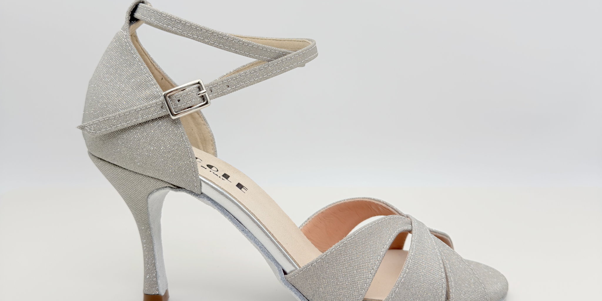 Asia art. 122 scarpa da ballo donna tessuto microglitter platino tacco spillo 8cm fascia a farfalla cinturino incrociato caviglia 2CAI vista frontale suola bufala balli caraibici salsa bachata Nicole Rimini

