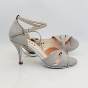 Asia art. 122 scarpa da ballo microglitter platino vista laterale sinistra fascia farfalla avvolgente tacco spillo 8cm piede magro pianta larga salsa bachata suola bufala Nicole Rimini made in Italy
