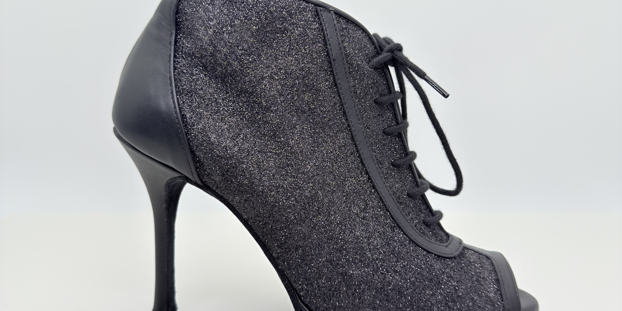 Audrey art. 240G scarpe heels dance tessuto glitter fine nero e vera pelle nera tacco spillo 10HS plateau 1cm suola bufala lacci cotone 2CAL punta spuntata F4P1 Nicole Rimini made in Italy vista frontale

