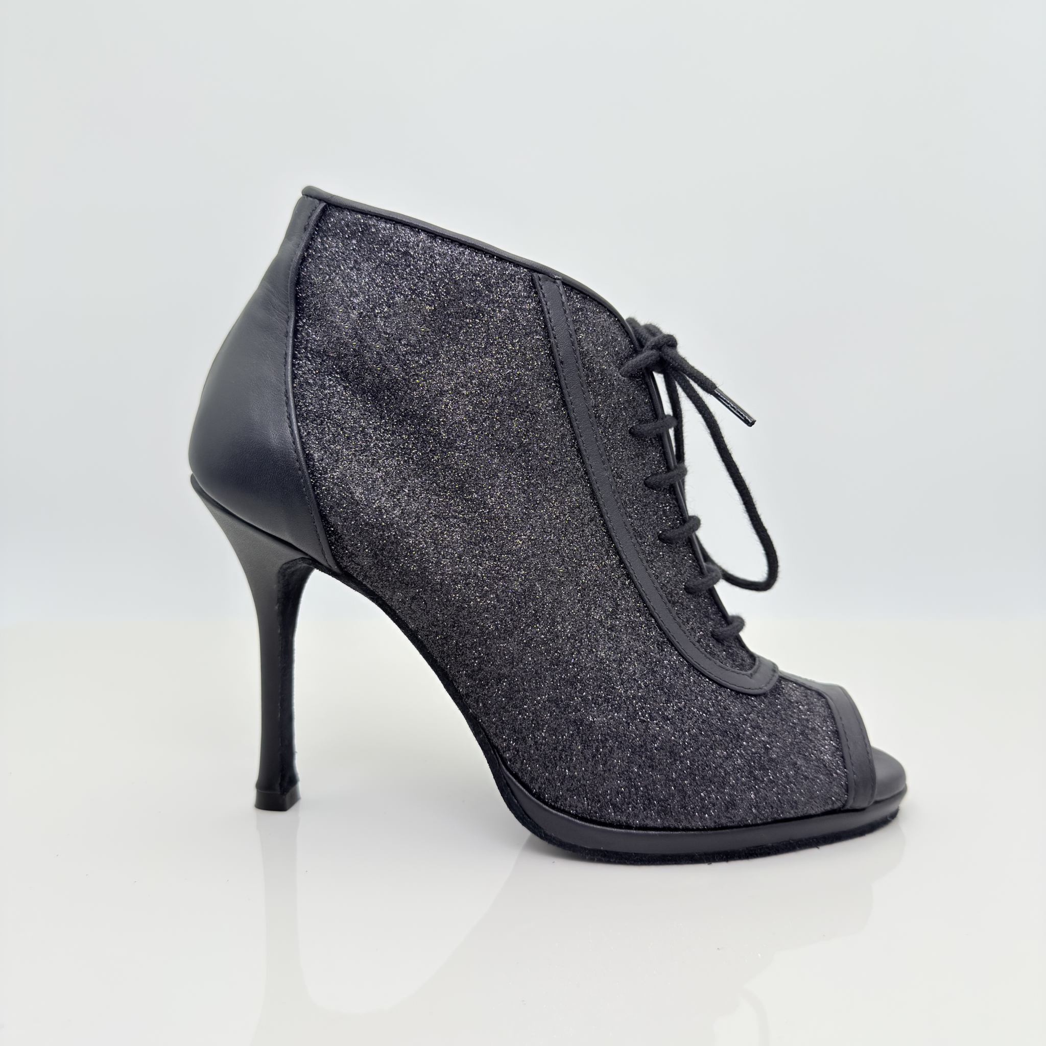 Audrey art. 240G scarpe heels dance tessuto glitter fine nero e vera pelle nera tacco spillo 10HS plateau 1cm suola bufala lacci cotone 2CAL punta spuntata F4P1 Nicole Rimini made in Italy vista frontale
