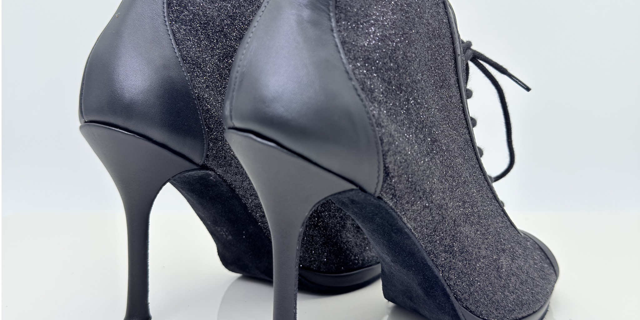Scarpe heels dance Audrey 240G glitter nero pelle nera tacco spillo 10 cm plateau 1cm memory gel antishock lacci cotone regolabili tomaia avvolgente piede normale Nicole Rimini artigianale italiana vista laterale
