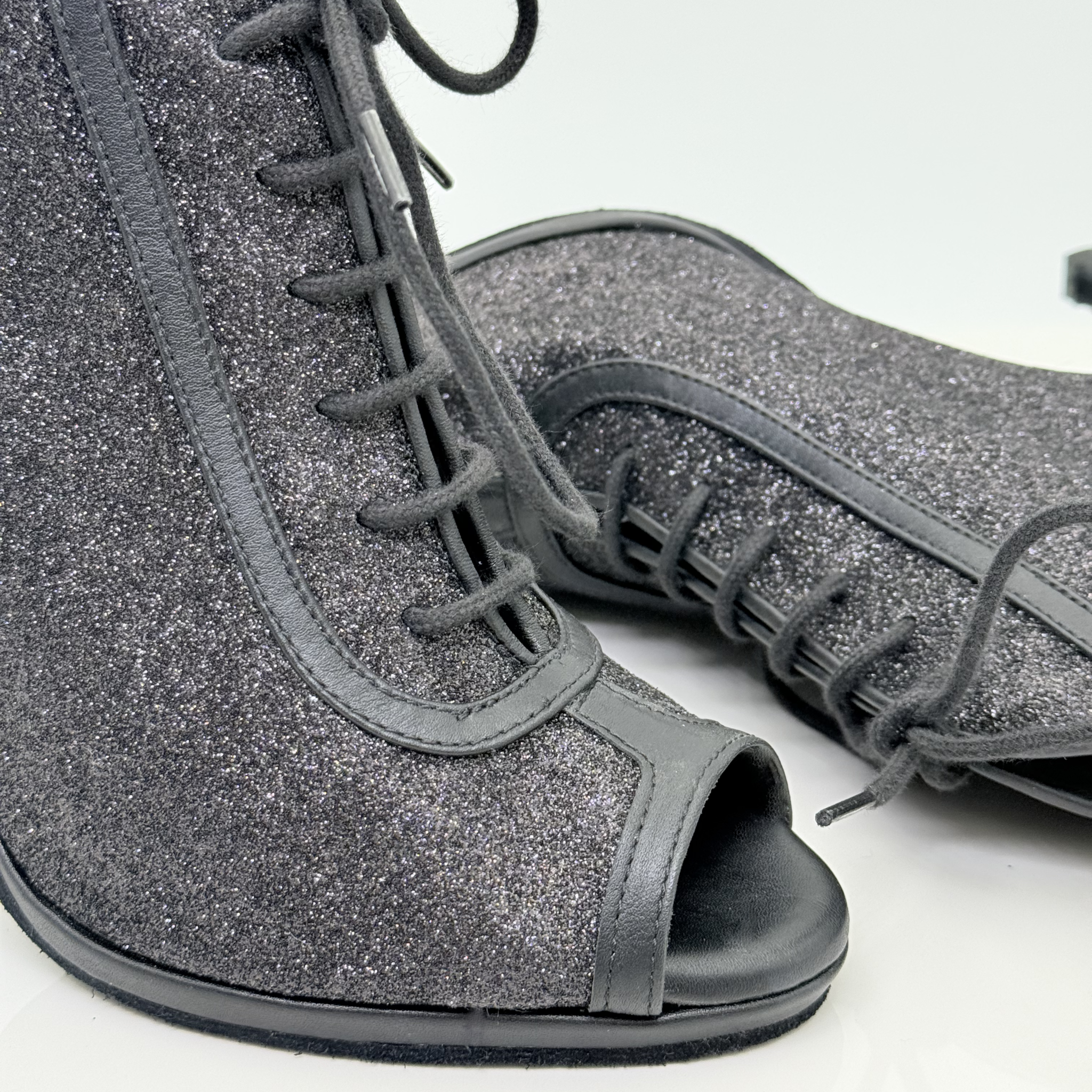 Dettaglio suola bufala spazzolata scarpe heels dance Audrey 240G glitter nero pelle nera plateau 1cm tacco spillo 10cm lacci cotone 2CAL antiscivolo pavimenti al chiuso Nicole Rimini made in Italy
