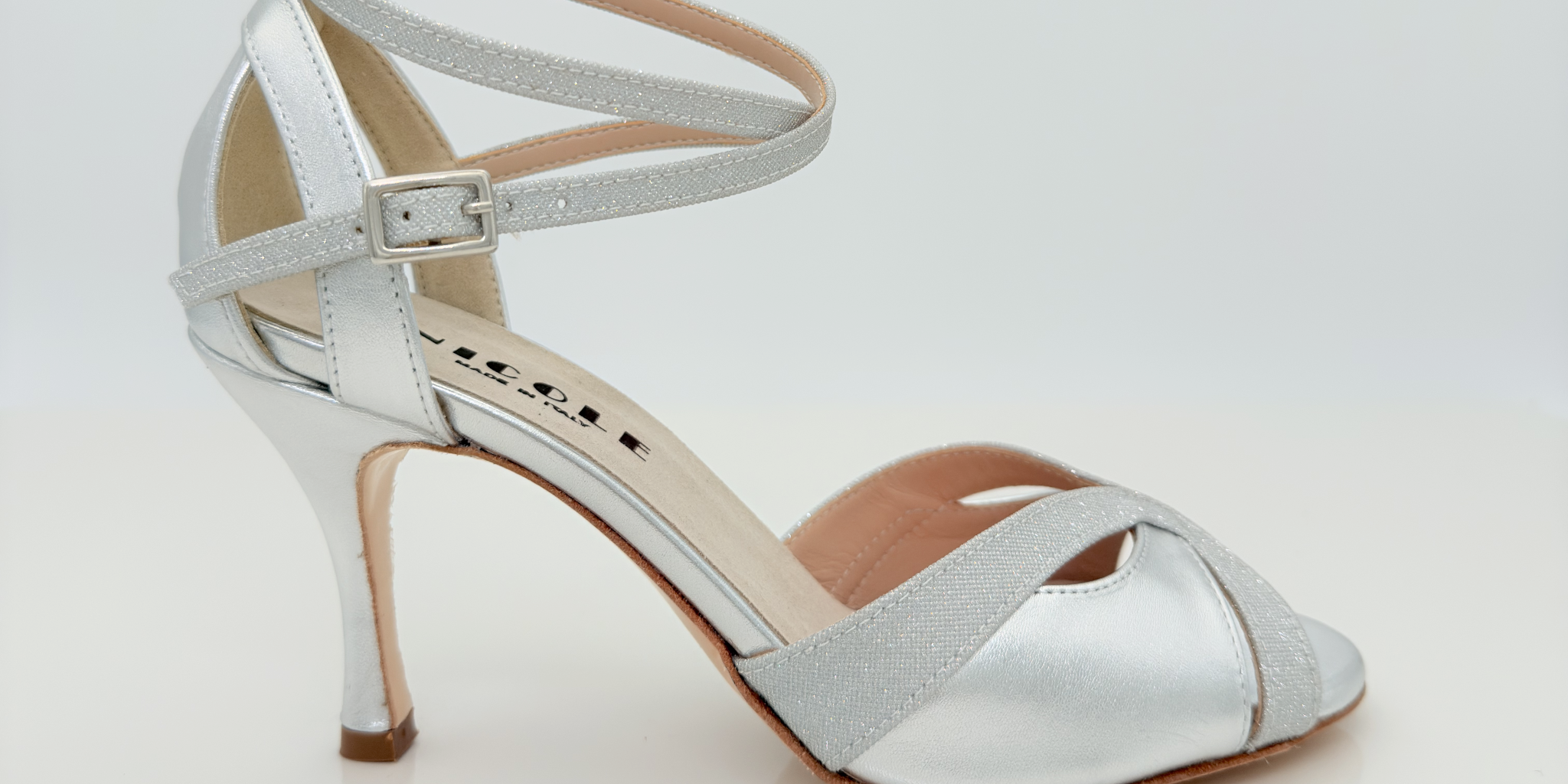 Dettaglio cinturino incrociato alla caviglia Mod. 2CAI Blanca art. 176 pelle laminata argento tessuto microglitter fascia a farfalla tallone con aperture fibbia regolabile scarpa tango Nicole Rimini

