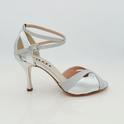 Dettaglio cinturino incrociato alla caviglia Mod. 2CAI Blanca art. 176 pelle laminata argento tessuto microglitter fascia a farfalla tallone con aperture fibbia regolabile scarpa tango Nicole Rimini