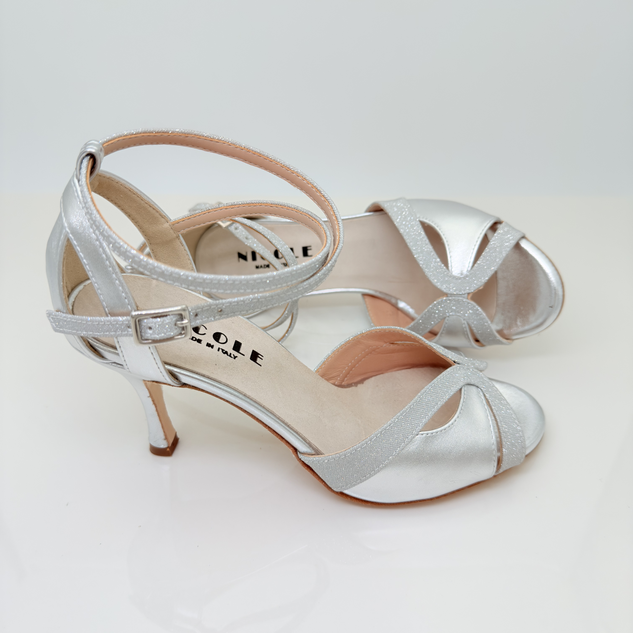 Suola in vero cuoio Blanca art. 176 Nicole Rimini lavorazione scamosciata antiscivolo scarpa tango milonga day to night elegante eventi serate made in Italy pelle laminata argento
