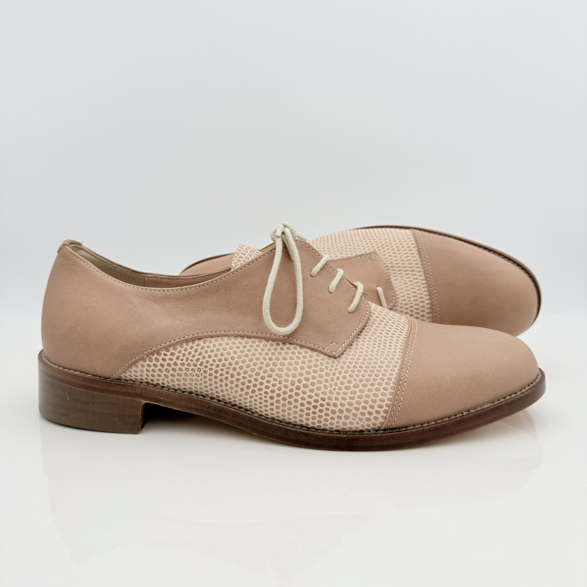 Dettaglio lacci cotone non cerati 2CAL tomaia pelle nocciola tessuto Varano Bob art. 317 scarpa swing uomo Nicole Rimini calzata pianta larga
