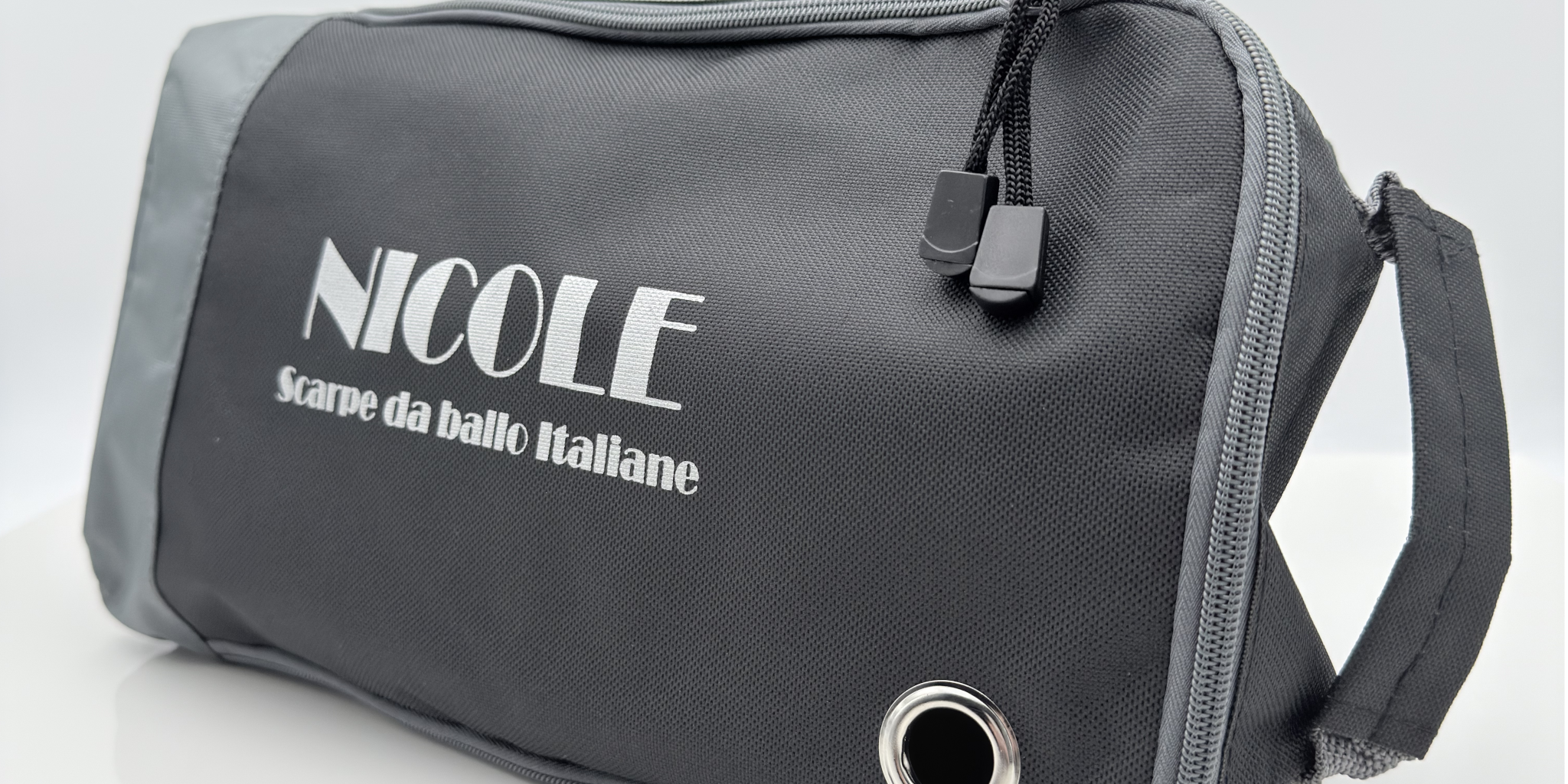 Borsa Zip Porta Scarpe Nicole Rimini in tessuto tecnico resistente con inserti semi rigidi e zip resistente, accessorio scarpe da ballo compatto e traspirante per tango liscio salsa kizomba danze standard made in Italy
