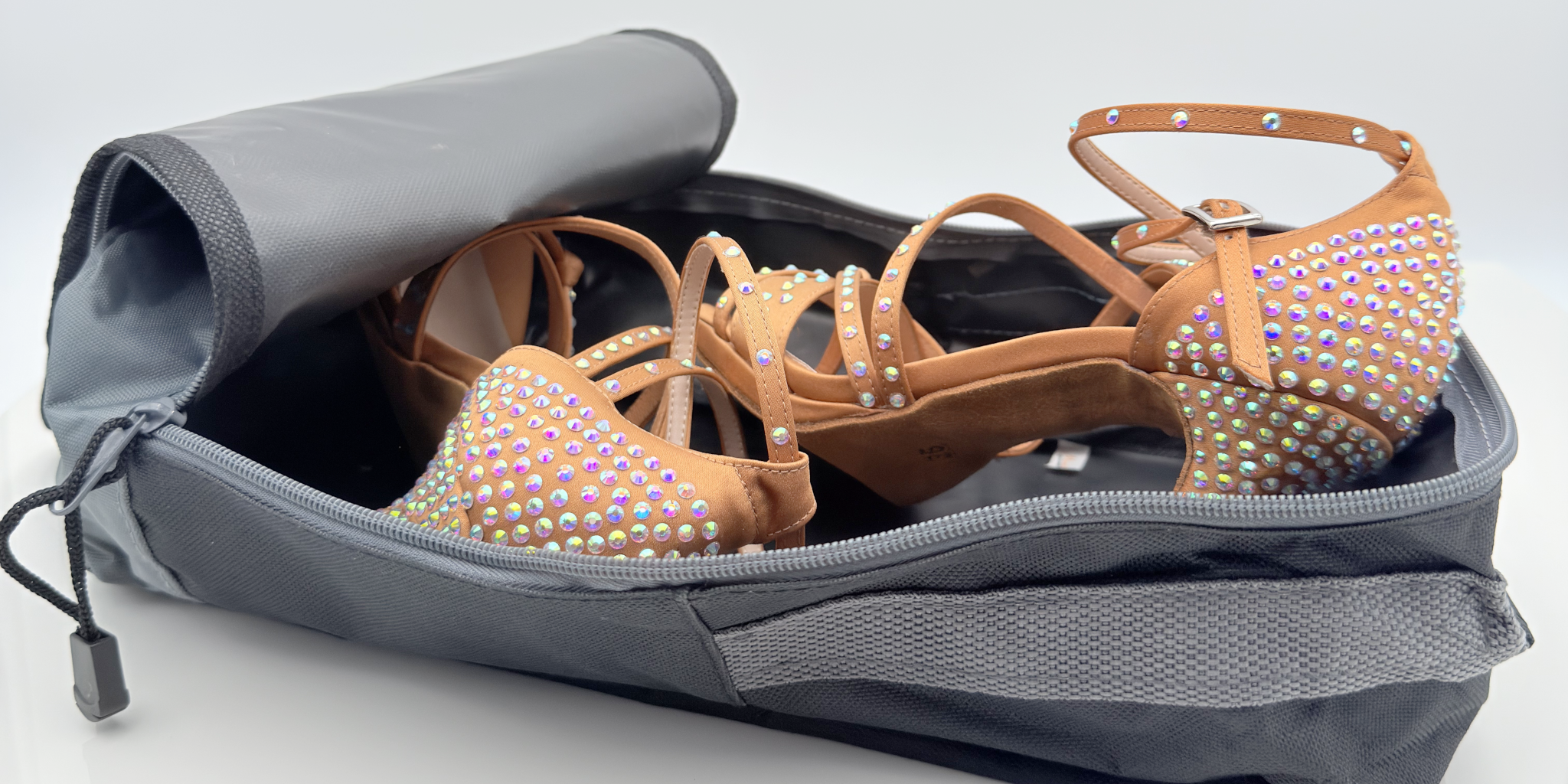 Vista laterale Borsa Zip Porta Scarpe Nicole Rimini con occhiello in metallo per aerazione laterale, custodia scarpe danza traspirante semi rigida con manico trasporto, accessorio ballo made in Italy
