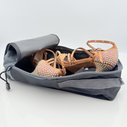 Vista laterale Borsa Zip Porta Scarpe Nicole Rimini con occhiello in metallo per aerazione laterale, custodia scarpe danza traspirante semi rigida con manico trasporto, accessorio ballo made in Italy
