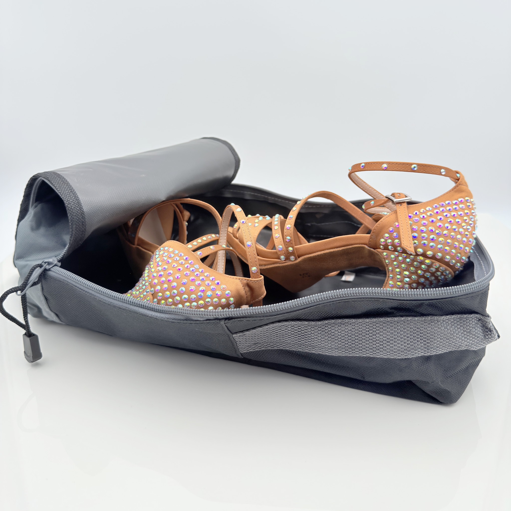 Vista laterale Borsa Zip Porta Scarpe Nicole Rimini con occhiello in metallo per aerazione laterale, custodia scarpe danza traspirante semi rigida con manico trasporto, accessorio ballo made in Italy

