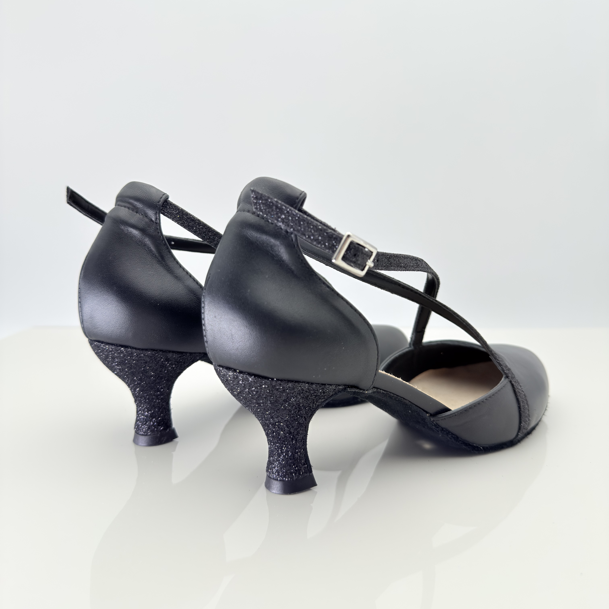 Camila art. 159 Nicole Rimini vista laterale, tomaia in pelle nera e glitter fine nero, cinturino incrociato Mod. 1CAI con fibbia regolabile, tacco rocchetto 5 centimetri, suola bufala, scarpa ballo liscio folk romagnolo artigianale italiana
