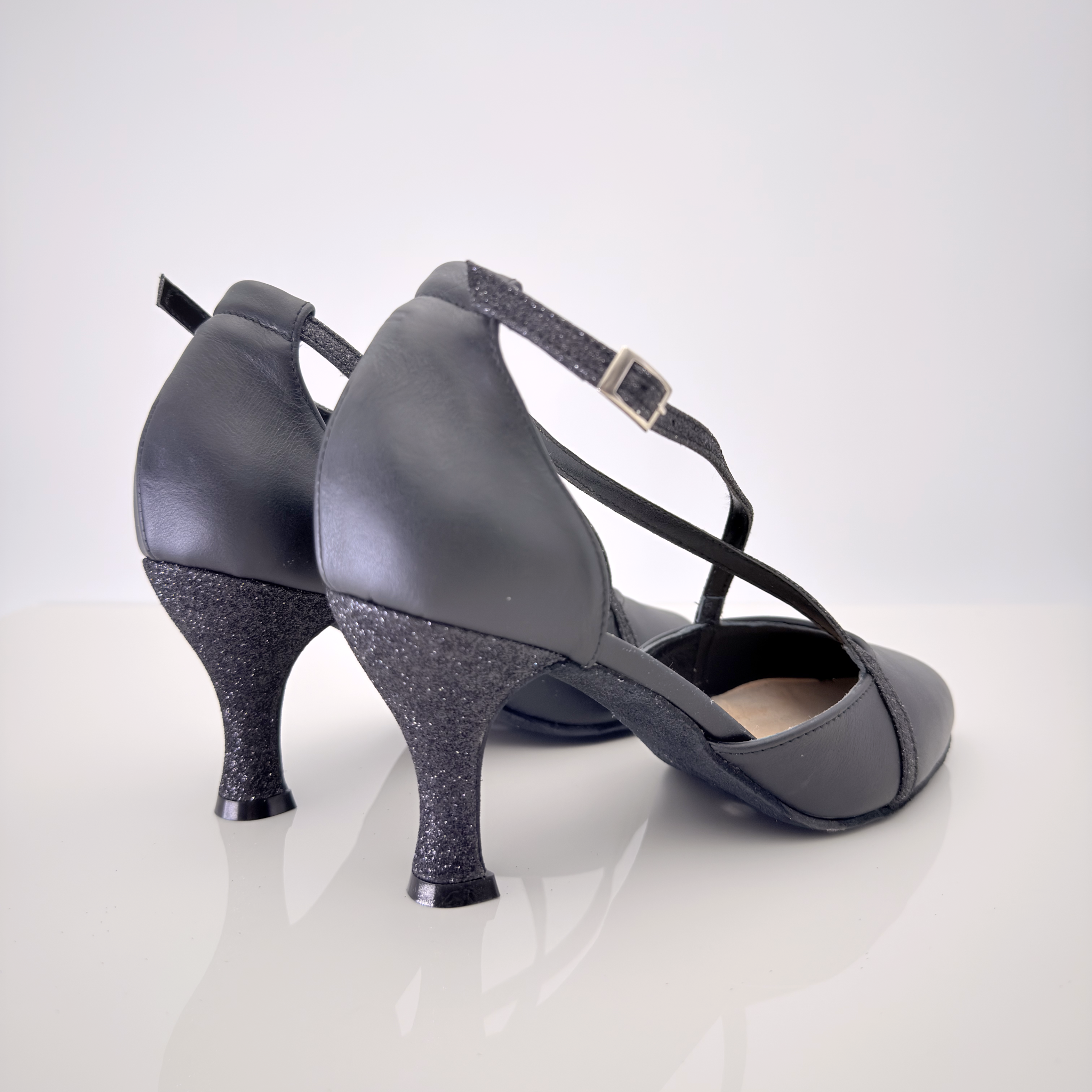 Camila art. 159 Nicole Rimini vista laterale, tomaia in pelle nera e glitter fine nero, cinturino incrociato Mod. 1CAI con fibbia regolabile, tacco rocchetto 7 centimetri, suola bufala, scarpa ballo liscio folk romagnolo artigianale italiana made in Italy
