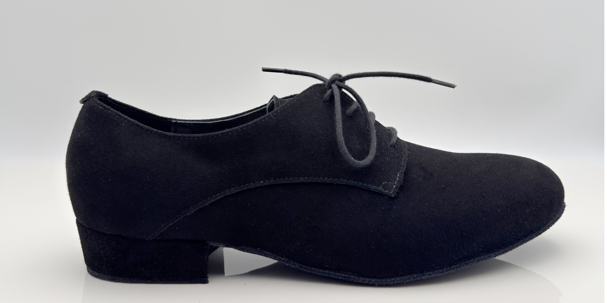 Carlos art. 303 Nicole Rimini vista laterale — tomaia camoscio nero senza cuciture tacco basso 2,5HSU suola bufala morbida punta chiusa F5P2 lacci cotone 2CAL — scarpe ballo uomo liscio folk artigianali italiane
