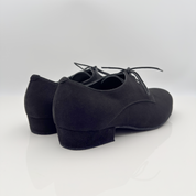 Dettaglio lacci in cotone non cerati Mod. 2CAL Carlos art. 303 Nicole Rimini — chiusura stabile progressiva tomaia camoscio nero senza cuciture pianta larga scarpe da ballo uomo liscio folk romagnolo made in Italy