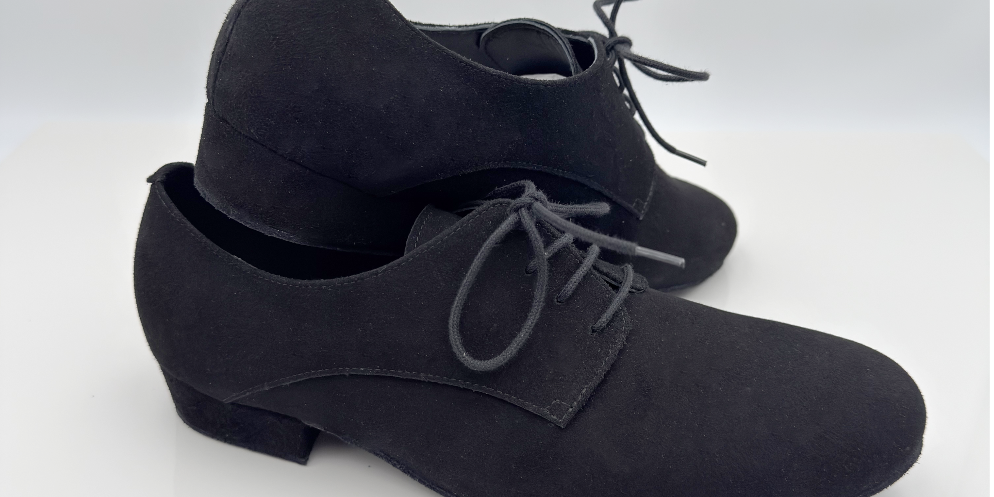 Carlos art. 303 Nicole Rimini vista frontale — scarpe da ballo uomo camoscio nero lacci cotone non cerati 2CAL tacco standard 2,5 cm 2,5HSU punta chiusa scollo quadrato F5P2 — allenamento pratica liscio folk romagnolo made in Italy