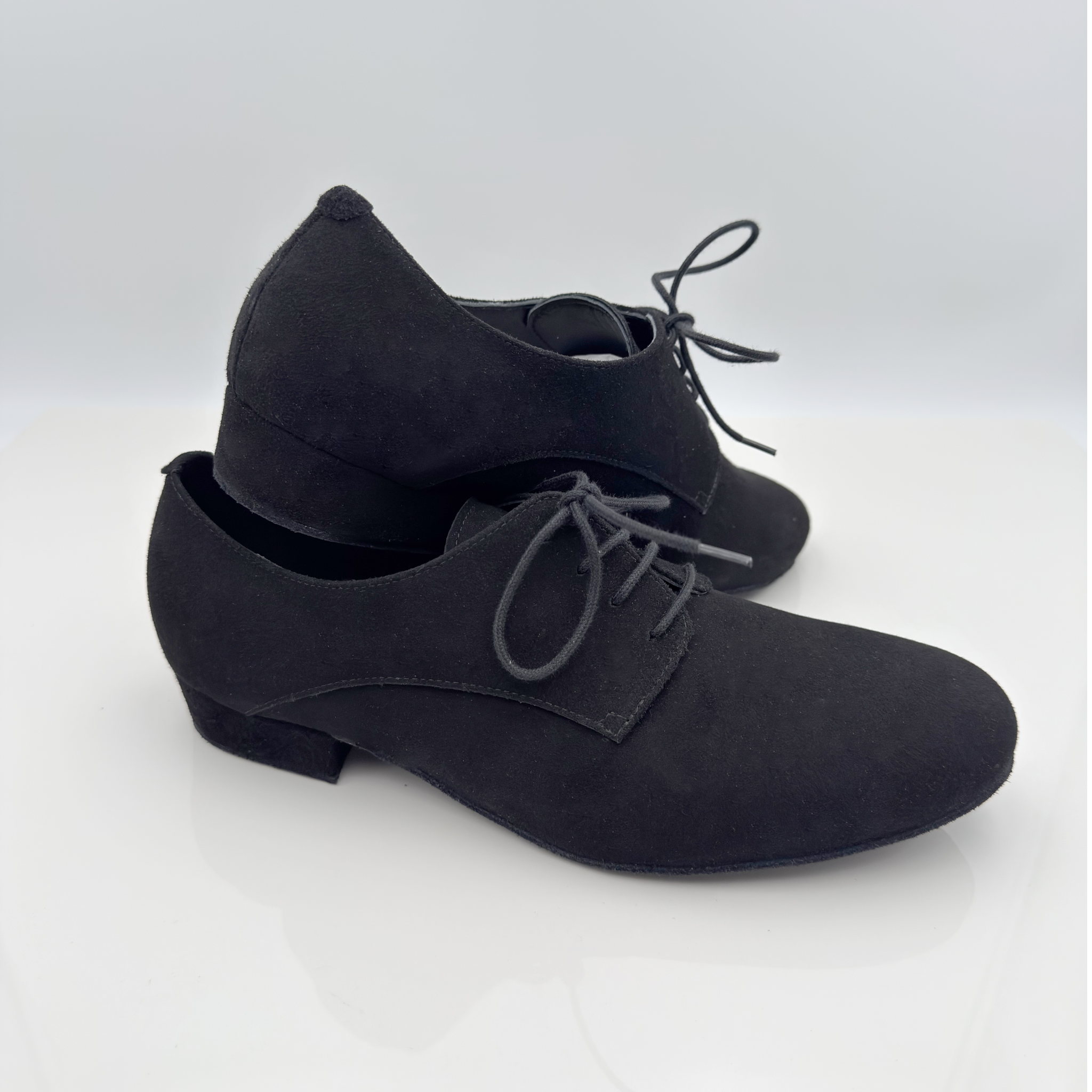 Carlos art. 303 Nicole Rimini vista frontale — scarpe da ballo uomo camoscio nero lacci cotone non cerati 2CAL tacco standard 2,5 cm 2,5HSU punta chiusa scollo quadrato F5P2 — allenamento pratica liscio folk romagnolo made in Italy