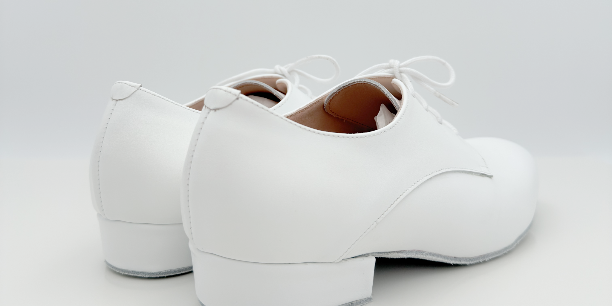 Vista laterale Carlos art. 303 Nicole Rimini pelle bianca tacco basso 2,5HSU punta chiusa uomo lacci cotone 2CAL suola bufala modello standard da ballo senza cuciture scarpe salsa bachata uomo
