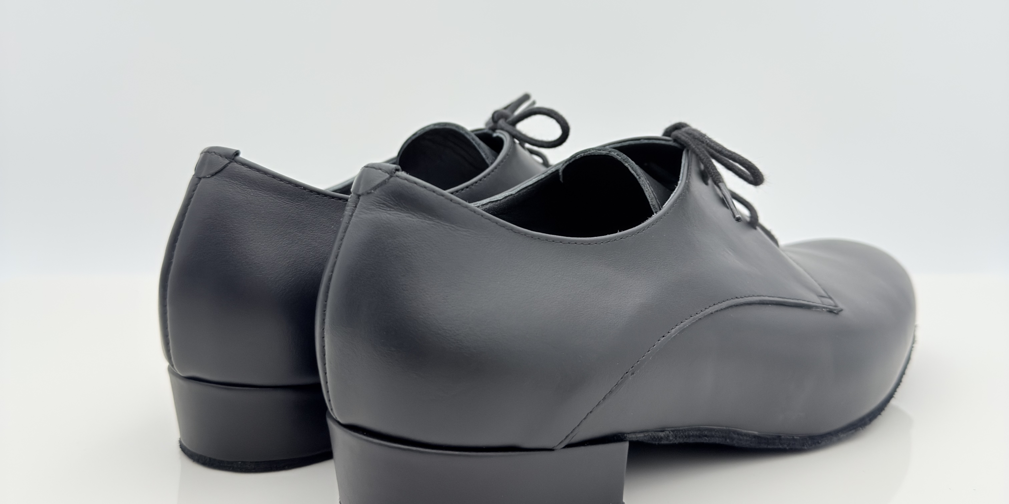 Carlos art. 303 Nicole Rimini scarpa da ballo uomo laterale pelle nera tacco standard uomo 2,5HSU lacci in cotone non cerati punta chiusa scrollo quadrato F5P2 liscio folk uomo
