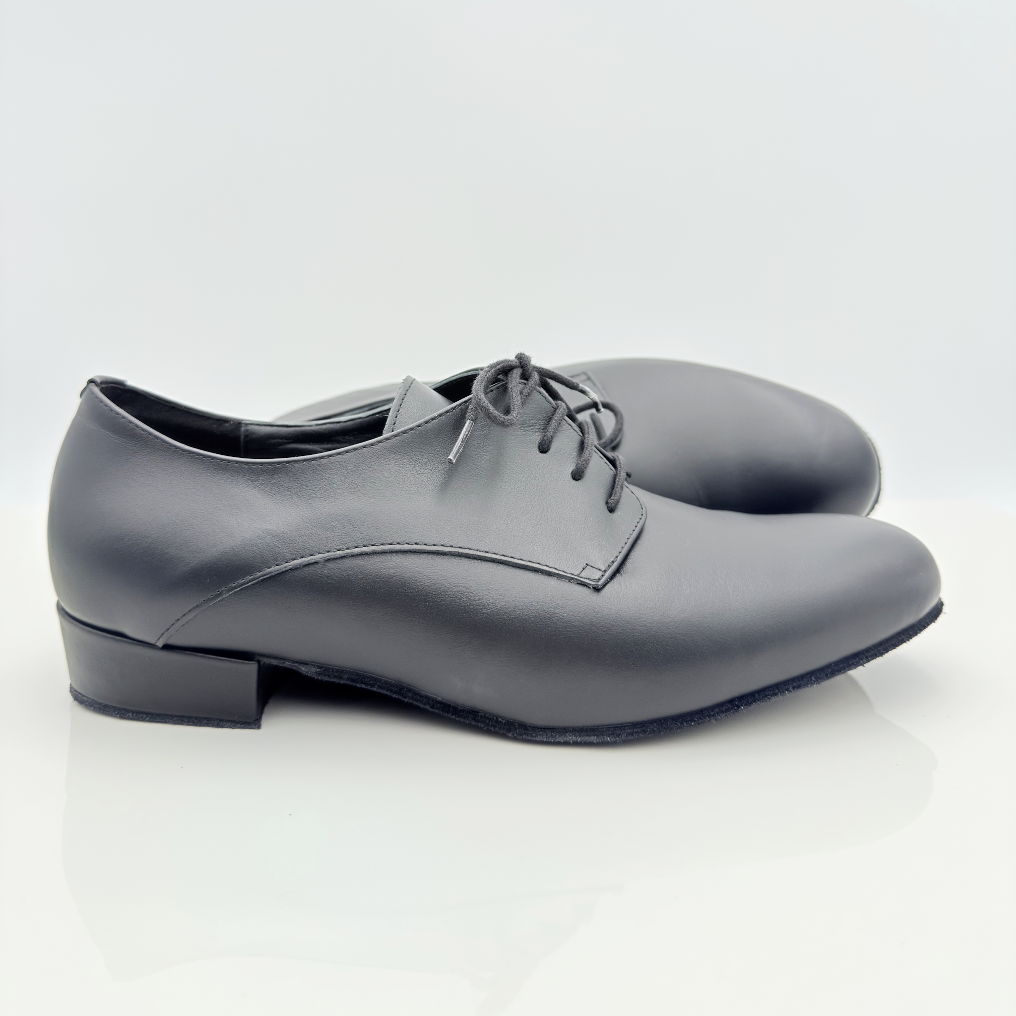 Dettaglio tomaia chiusa Carlos art. 303 lacci in cotone non cerati Mod. 2CAL scarpa da ballo uomo pelle nera pianta larga senza cuciture sulla pianta modello standard ballo Nicole Rimini
