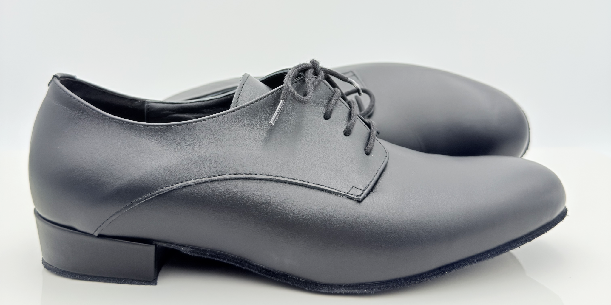 Dettaglio tomaia Carlos art. 303 Nicole Rimini — lacci cotone non cerati 2CAL pelle nera senza cuciture pianta larga punta chiusa F5P2 — scarpe ballo uomo liscio folk romagnolo allenamento pratica made in Italy
