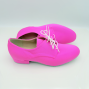 Dettaglio tomaia Carlos art. 303 tessuto lycra fucsia punta chiusa F5P2 lacci cotone 2CAL pianta larga piede regolare Nicole Rimini made in Italy
