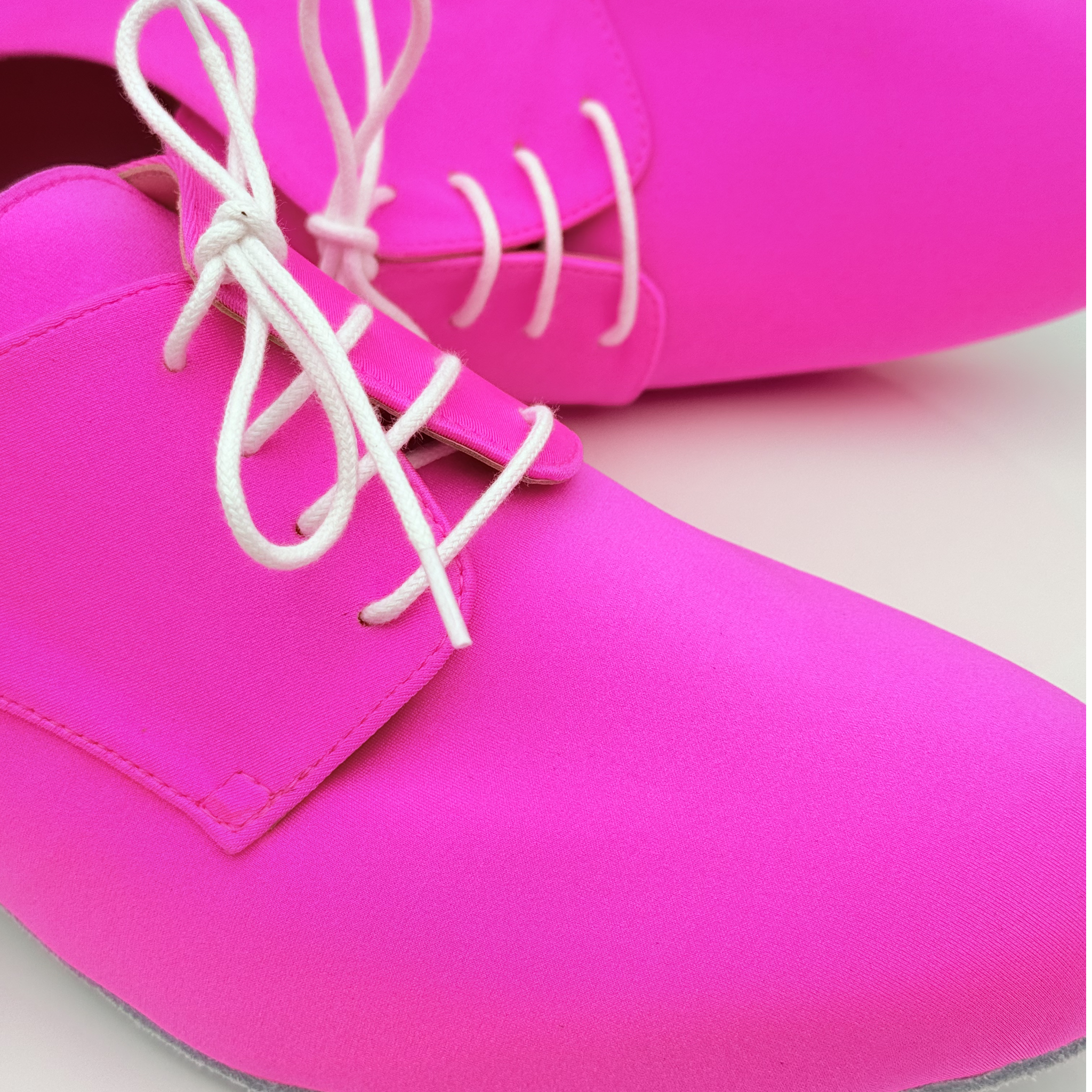 Carlos art. 303 Nicole Rimini vista laterale scarpa uomo lycra fucsia tacco 2,5HU suola bufala punta chiusa Armoniosa Atelier Creativo edizione limitata personalizzata
