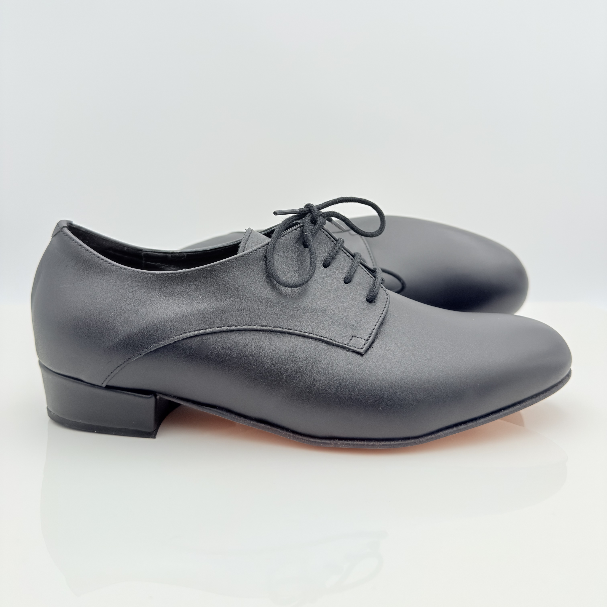 Dettaglio lacci cotone non cerati Mod. 2CAL Carlos art. 303C scarpe ballo uomo pelle nera tomaia senza cuciture pianta larga liscio folk Nicole Rimini
